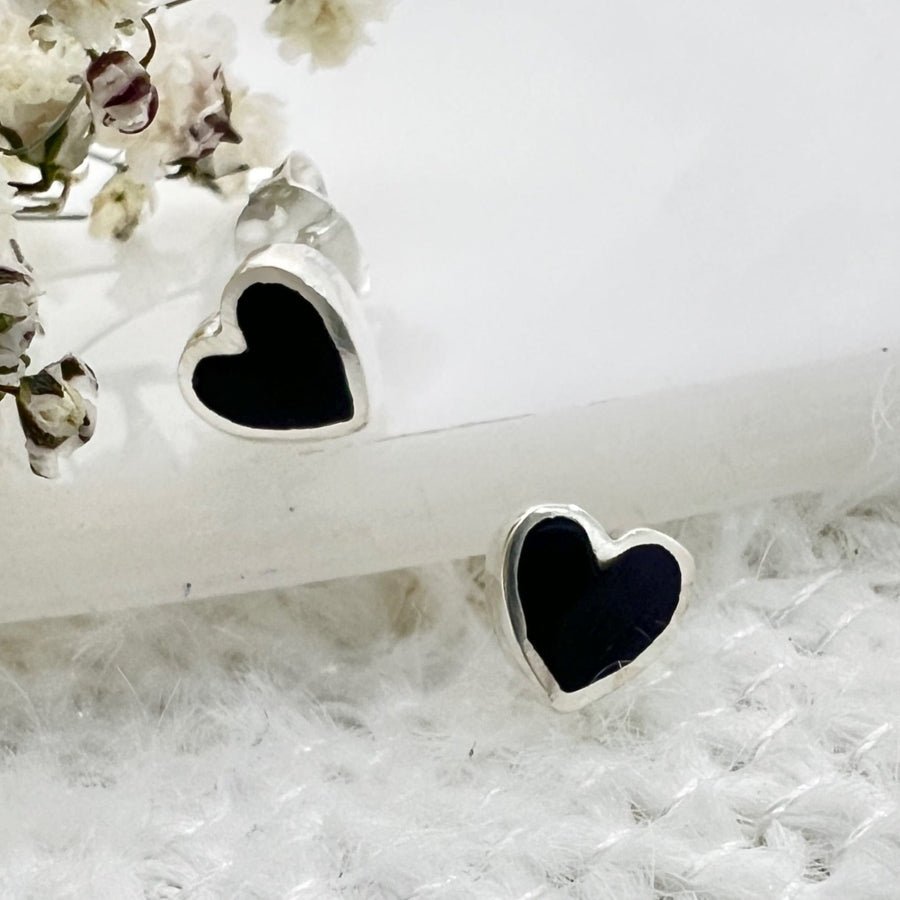 Compra online unos hermosos de aretes en forma de corazón con ónix negro 🖤 en Costa Rica 🇨🇷 de Nicola Joyería