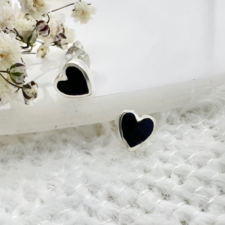 Compra online unos hermosos de aretes en forma de corazón con ónix negro 🖤 en Costa Rica 🇨🇷 de Nicola Joyería