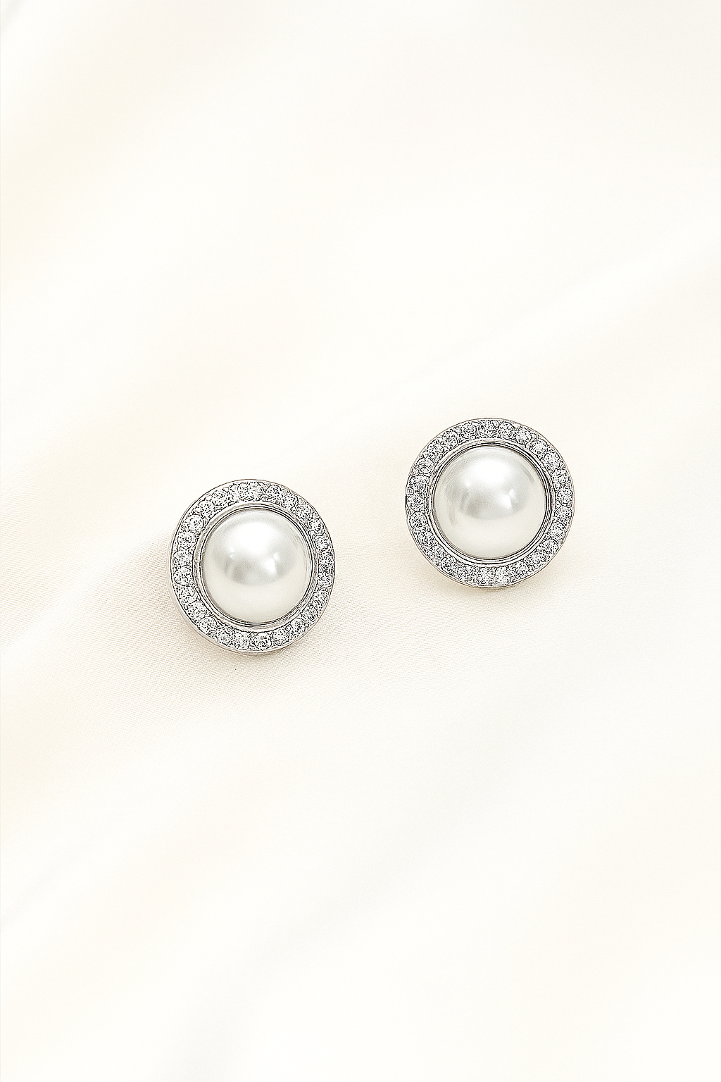 Aretes de Acero Prensa Plateada Perla Majestuosa