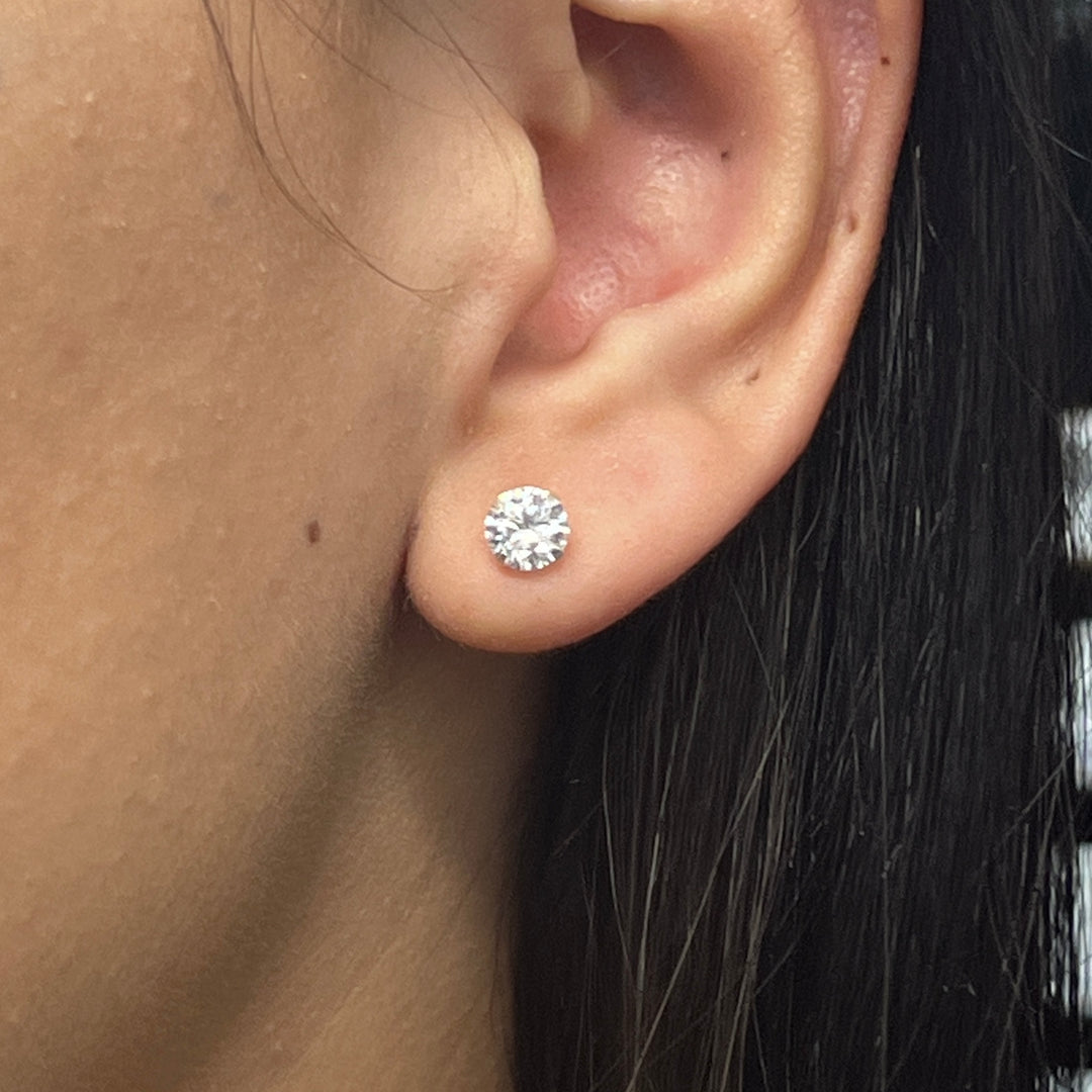 Aretes Chispas Redondos Blanco 6MM