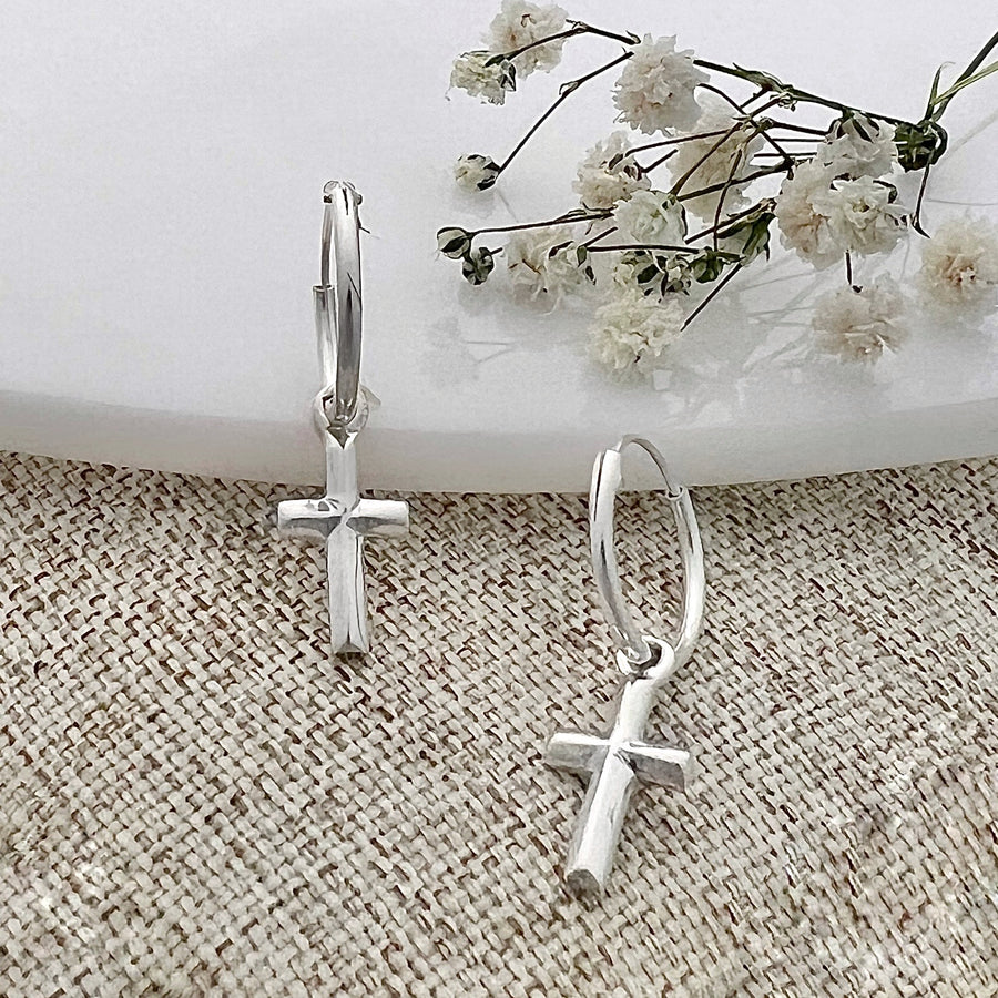Compra online unas argollas pequeñas de plata con cruces colgantes en Nicola Joyería  ✔️ Envío en 48 horas ✔️ Alta Calidad ✔️ Costa Rica 🇨🇷 