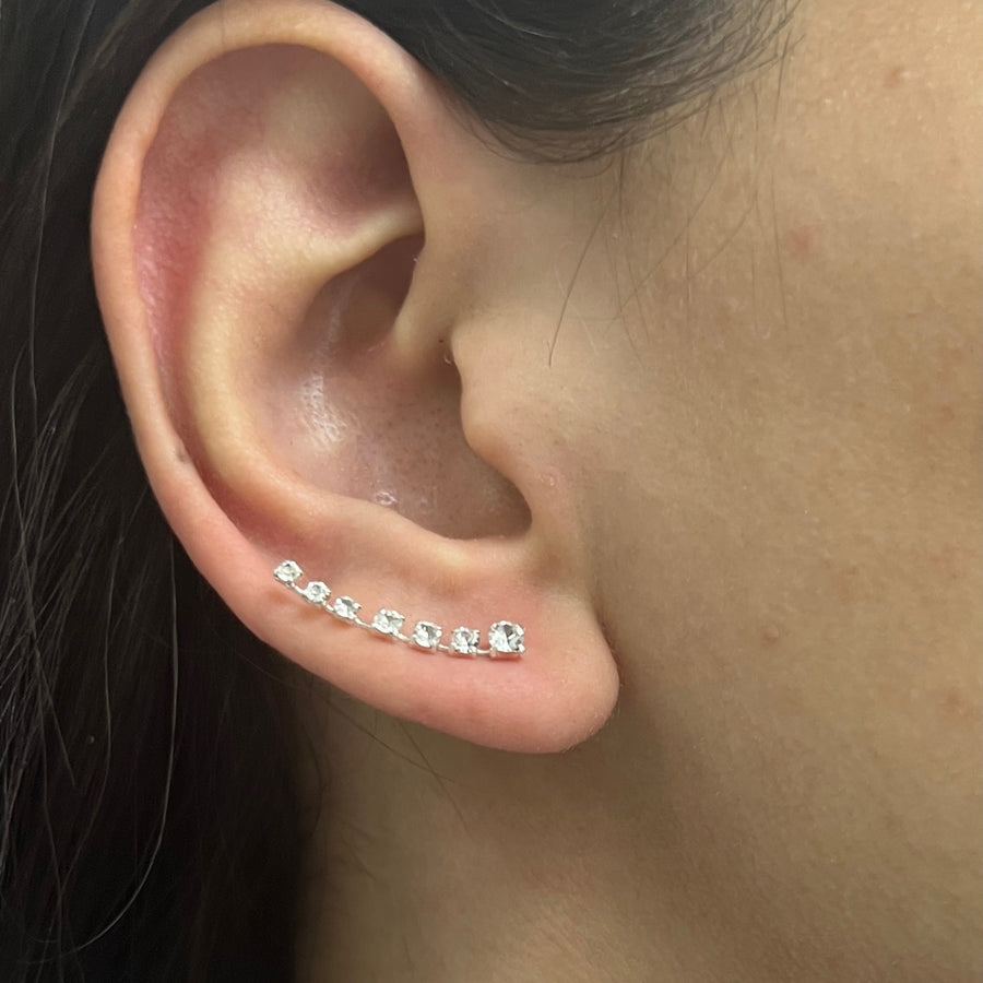 ▷ Aretes Escaladores 7 Piedras ❤️ Nicola Joyería 🇨🇷 en la oreja