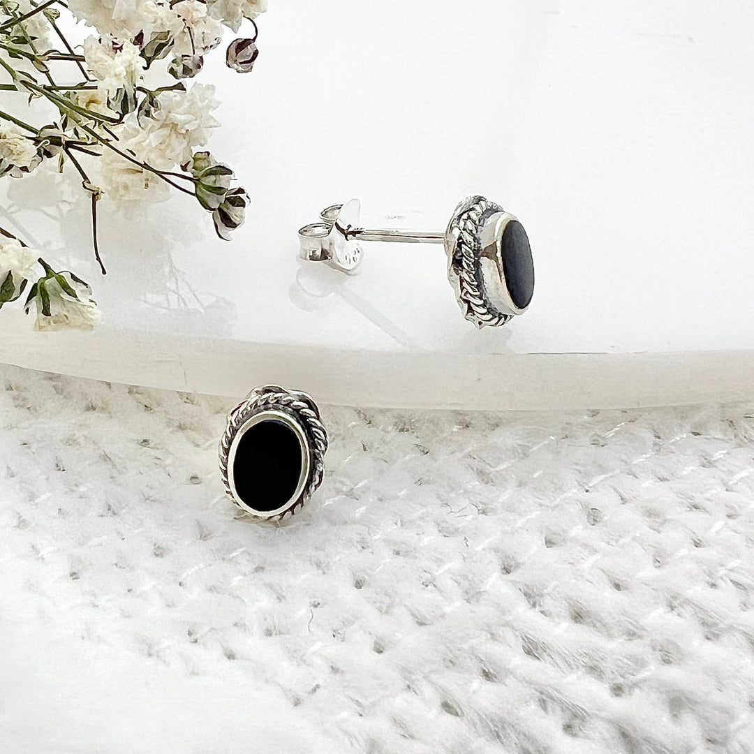 Compra online unos preciosos de aretes ovalados de 8MM con la piedra ónix ⚫️ en Costa Rica 🇨🇷