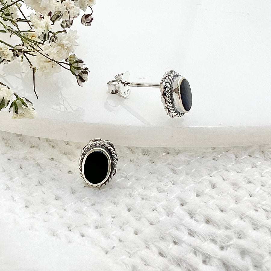 Compra online unos preciosos de aretes ovalados de 8MM con la piedra ónix ⚫️ en Costa Rica 🇨🇷