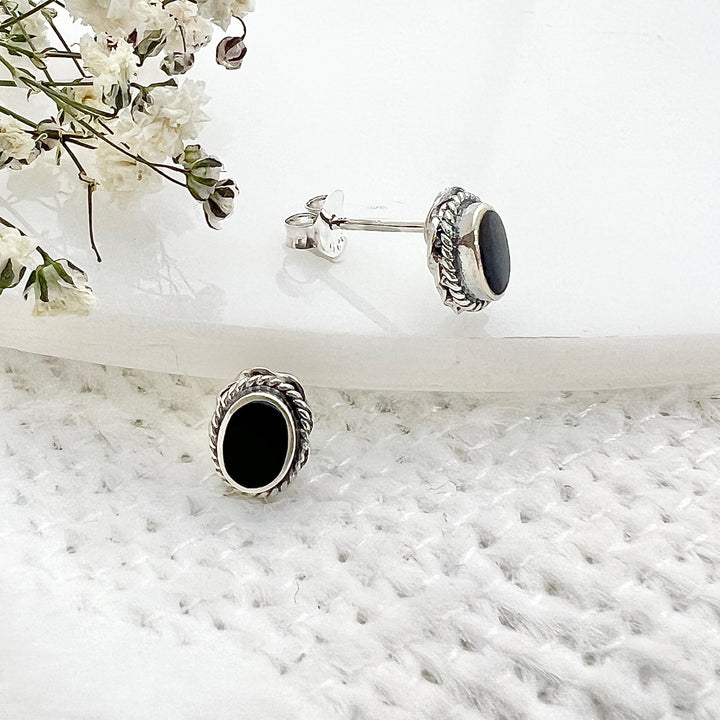 Compra online unos preciosos de aretes ovalados de 8MM con la piedra ónix ⚫️ en Costa Rica 🇨🇷