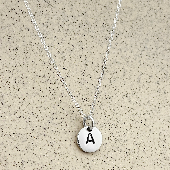 Collar de plata con la letra A