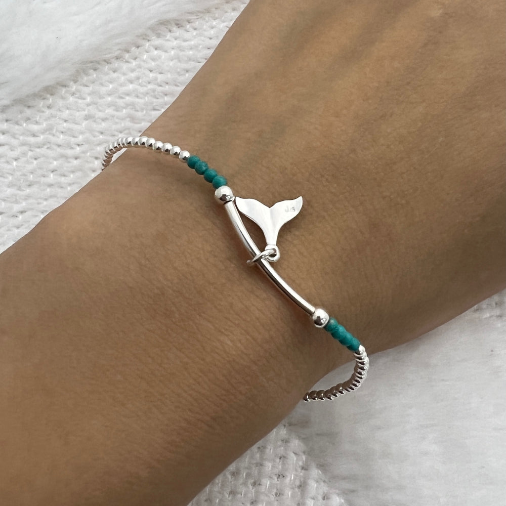 Pulsera Sirena Turquesa 🧜‍♀️ Nicola Joyería 🇨🇷  de plata 925 en la muñeca de una mujer