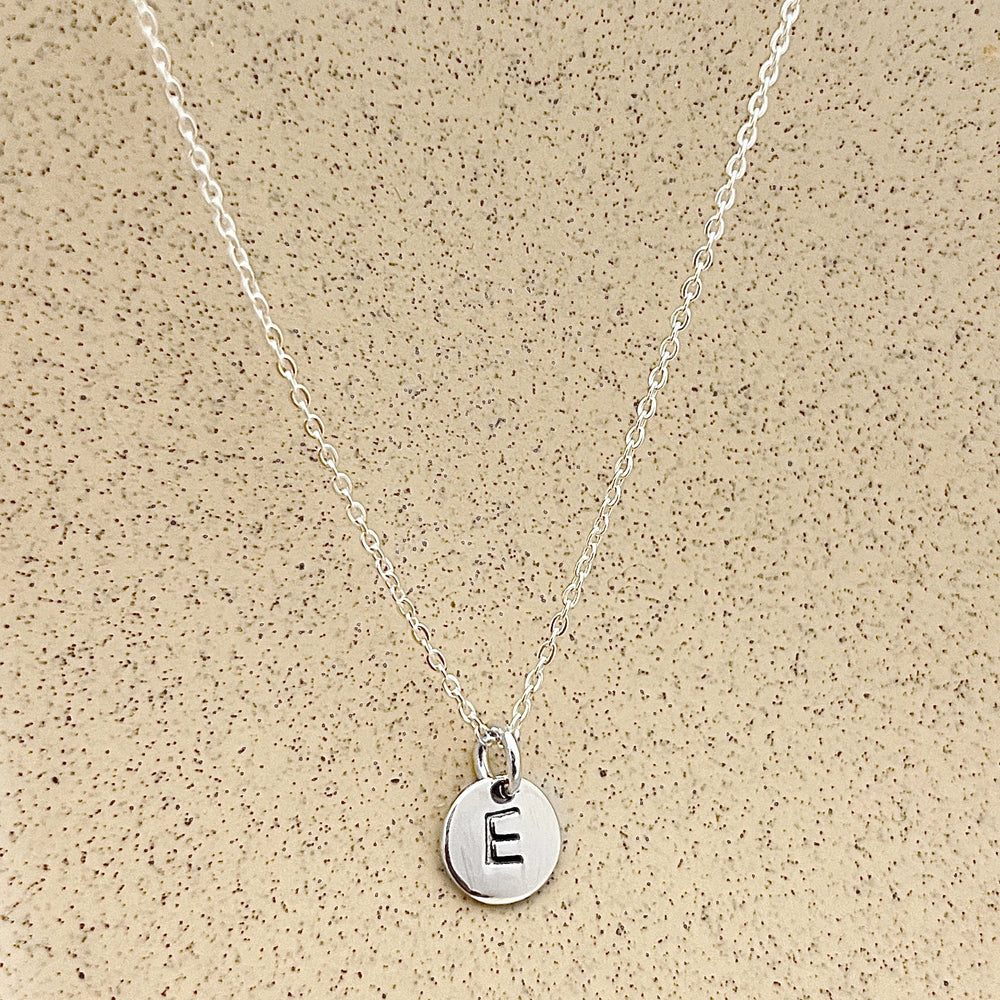Collar de plata con la letra E