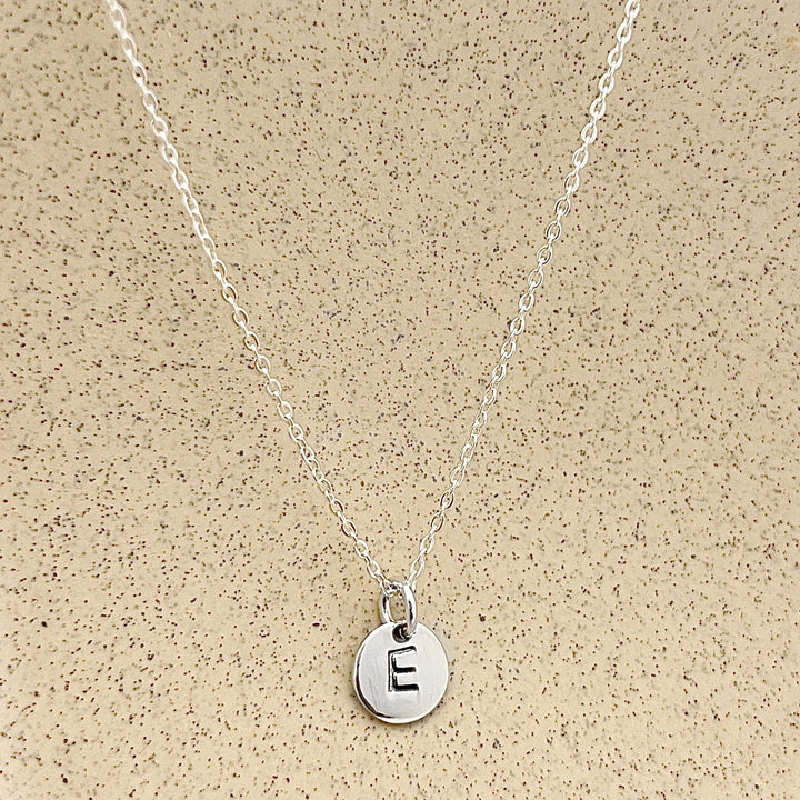 Collar de plata con la letra E