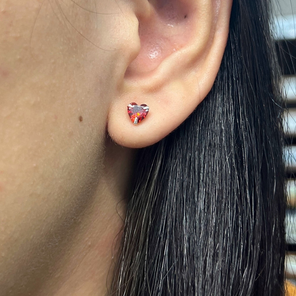 Aretes Chispas 6MM ❤️ Nicola Joyería 🇨🇷 en forma de corazón