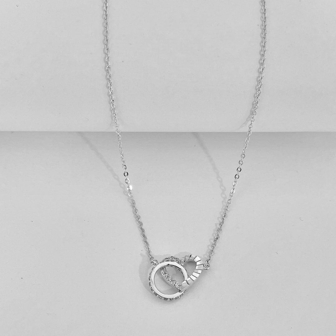 Collar de Acero Círculo y Corazón Plateada