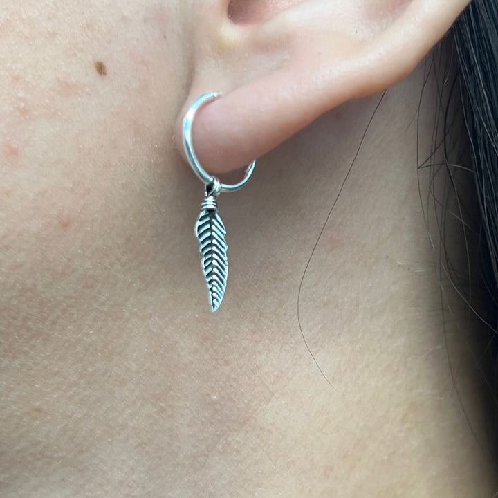 Compra online unas argollas pequeñas de plata con plumas en Nicola Joyería  ✔️ Envío en 48 horas ✔️ Alta Calidad ✔️ Costa Rica 🇨🇷 