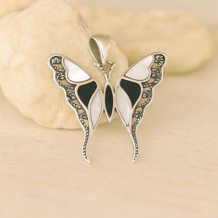 Dije de Plata Mariposa Madre Perla Ónix