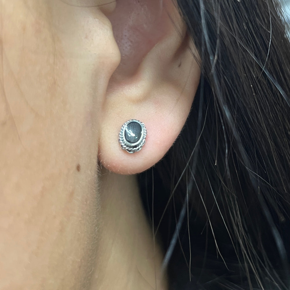 Compra online unos preciosos de aretes ovalados de 8MM con la piedra ónix ⚫️ en Costa Rica 🇨🇷