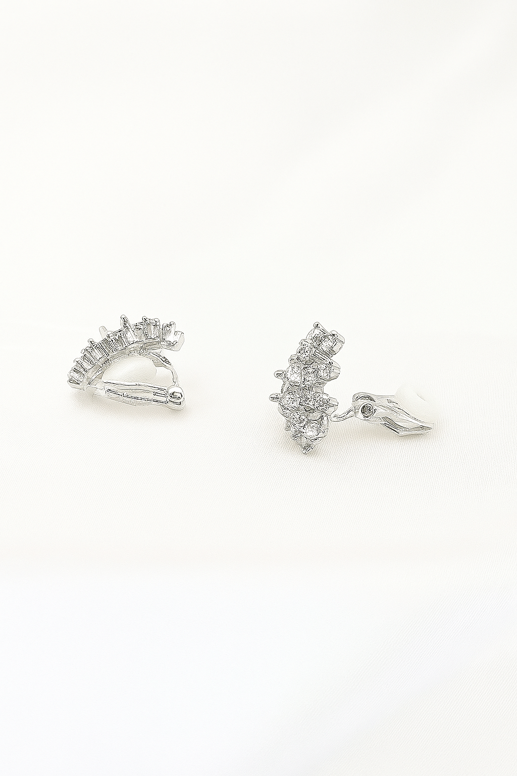 Aretes de Acero Prensa Plateada Saura