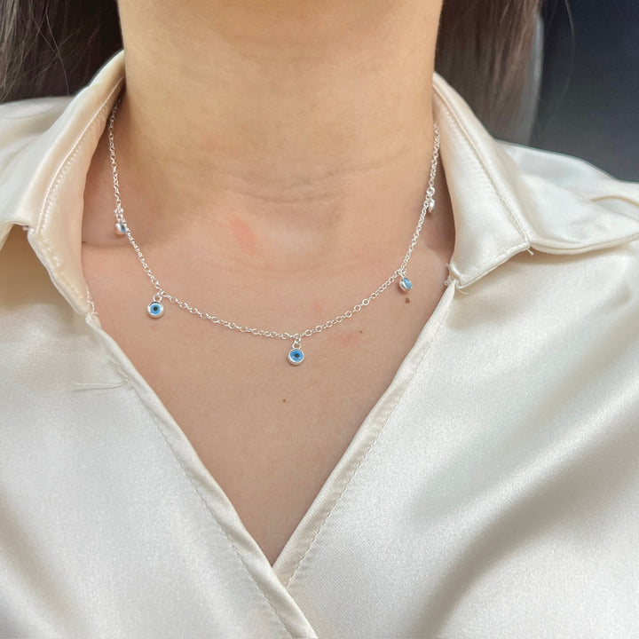 modelo usando el collar de plata con 5 dijes de ojo turco