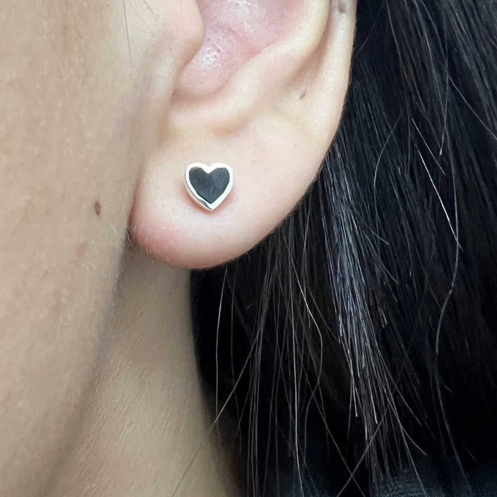 Compra online unos hermosos de aretes en forma de corazón con ónix negro 🖤 en Costa Rica 🇨🇷 de Nicola Joyería