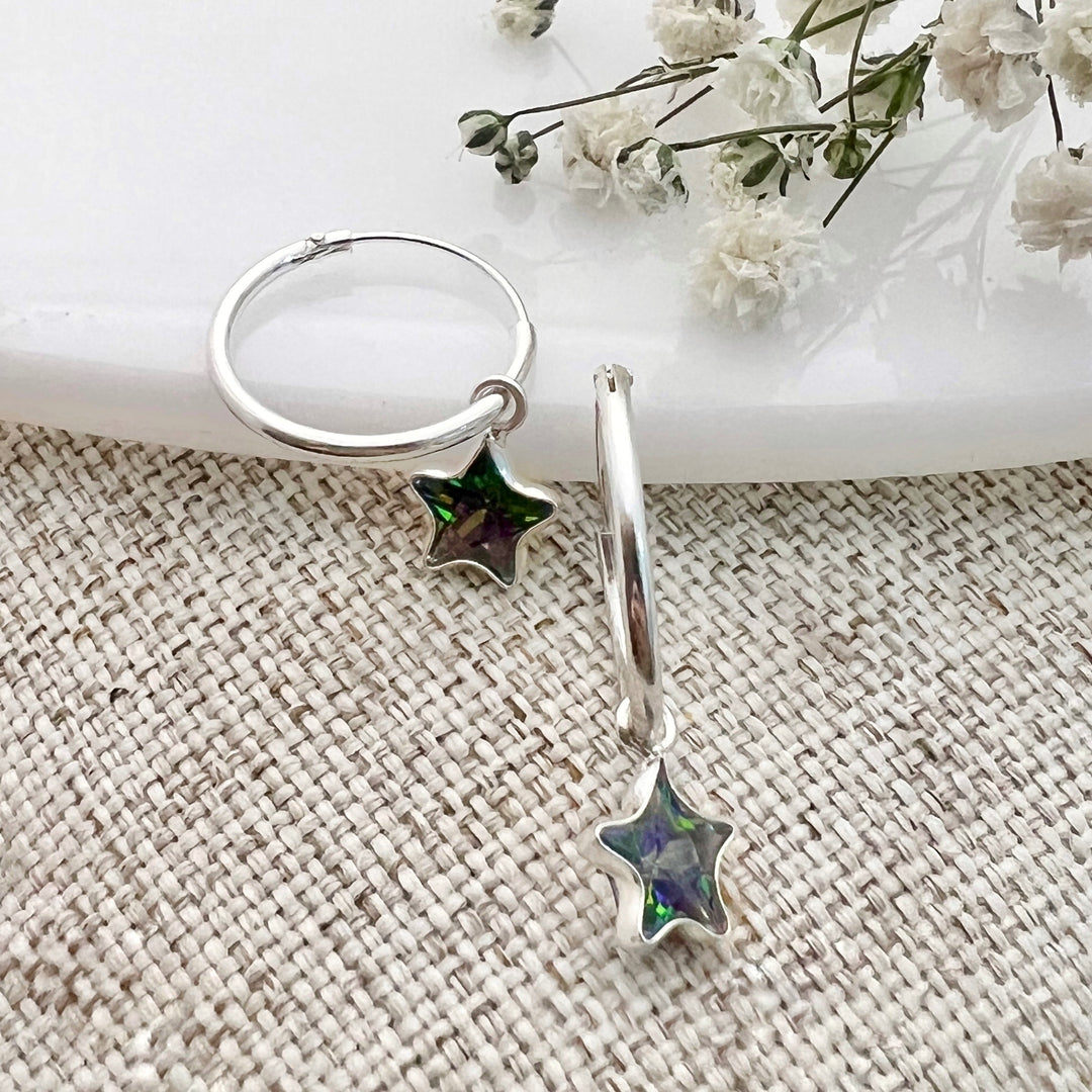 Compra online unas argollas pequeñas de plata con estrellas verdes colgantes en Nicola Joyería  ✔️ Envío en 48 horas ✔️ Alta Calidad ✔️ Costa Rica 🇨🇷 
