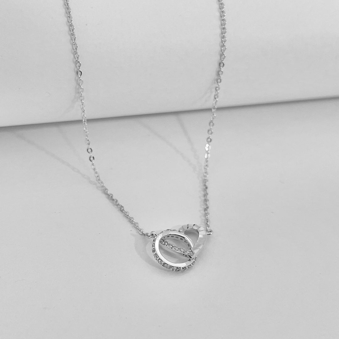 Collar de Acero Círculo y Corazón Plateada