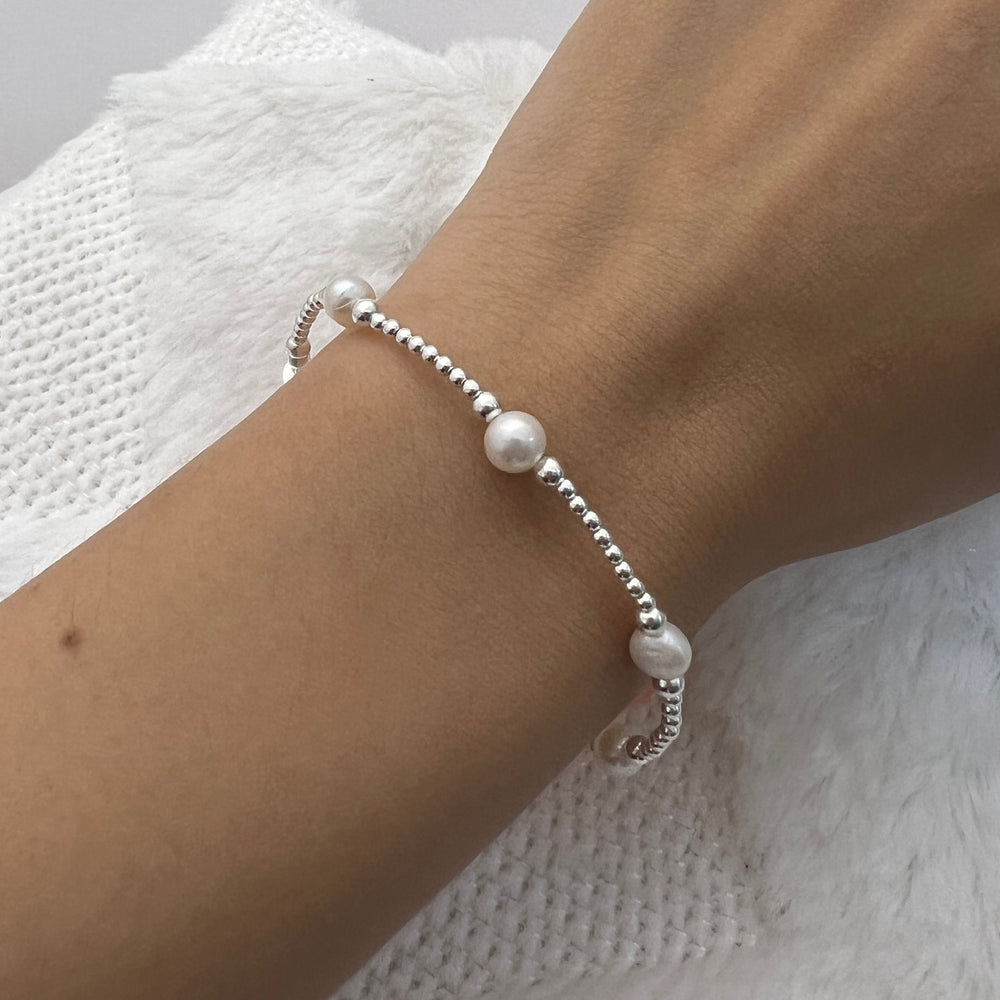 modelo usando la Pulsera elastica de plata con perlas cultivadas 