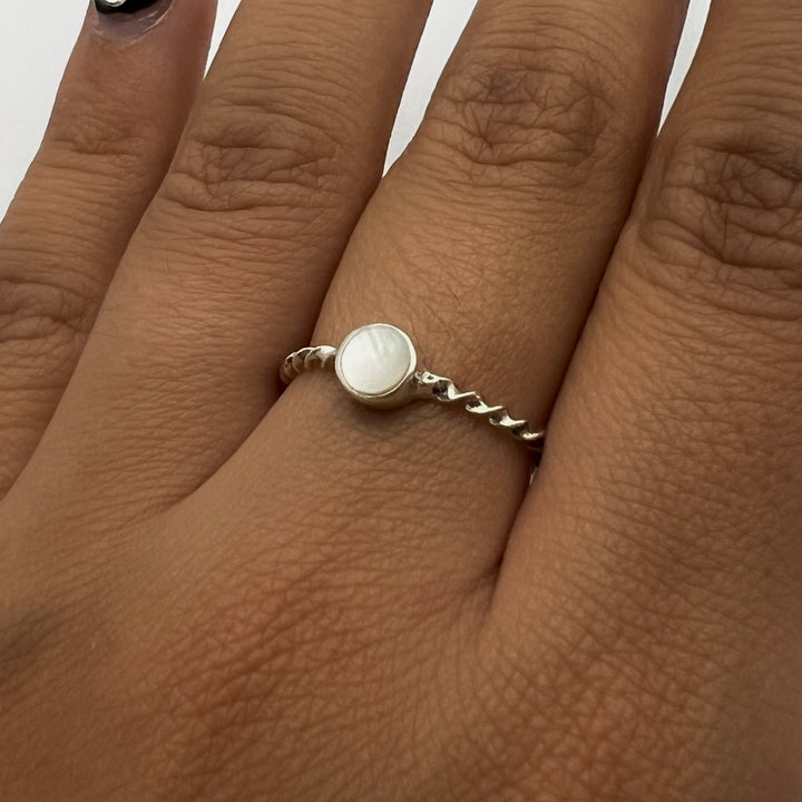 Anillo de Plata Enlazado Redondo Madre Perla