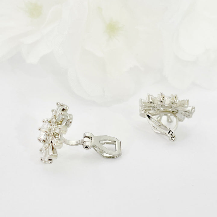 Aretes de Acero Prensa Flor Plateada