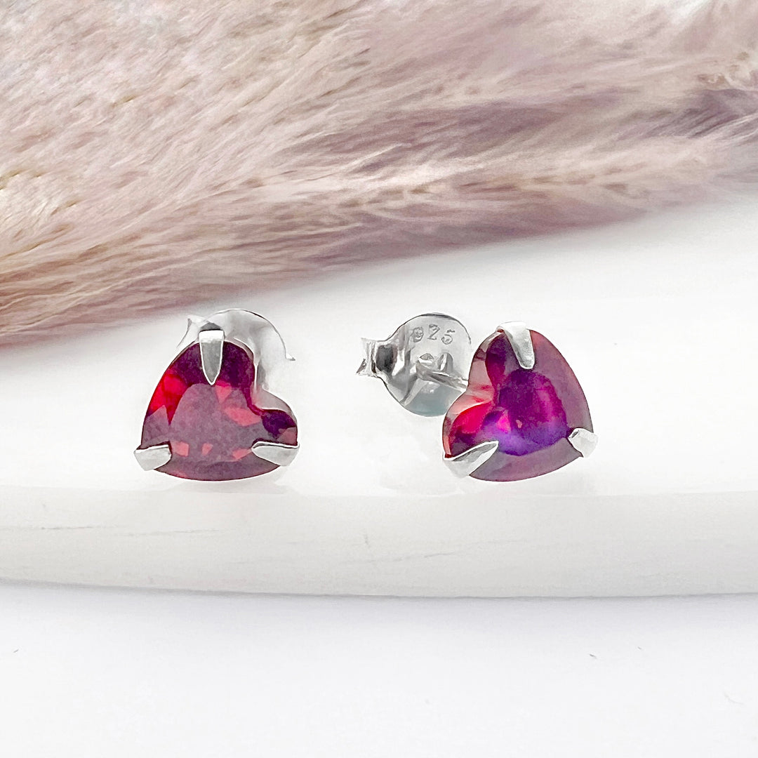 Aretes Chispas 6MM ❤️ Nicola Joyería 🇨🇷 en forma de corazón