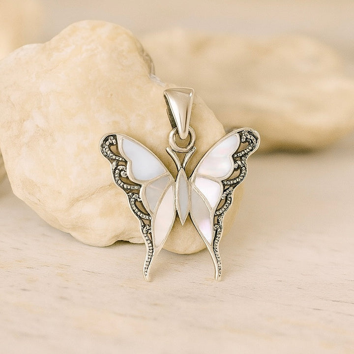 Dije de Plata Mariposa madre perla