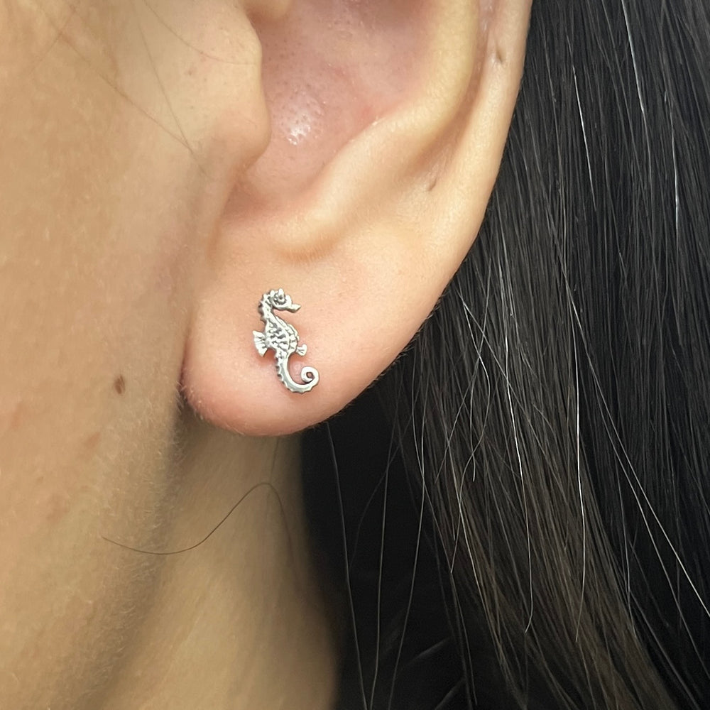 Compra online unos preciosos de aretes en forma de caballitos de mar