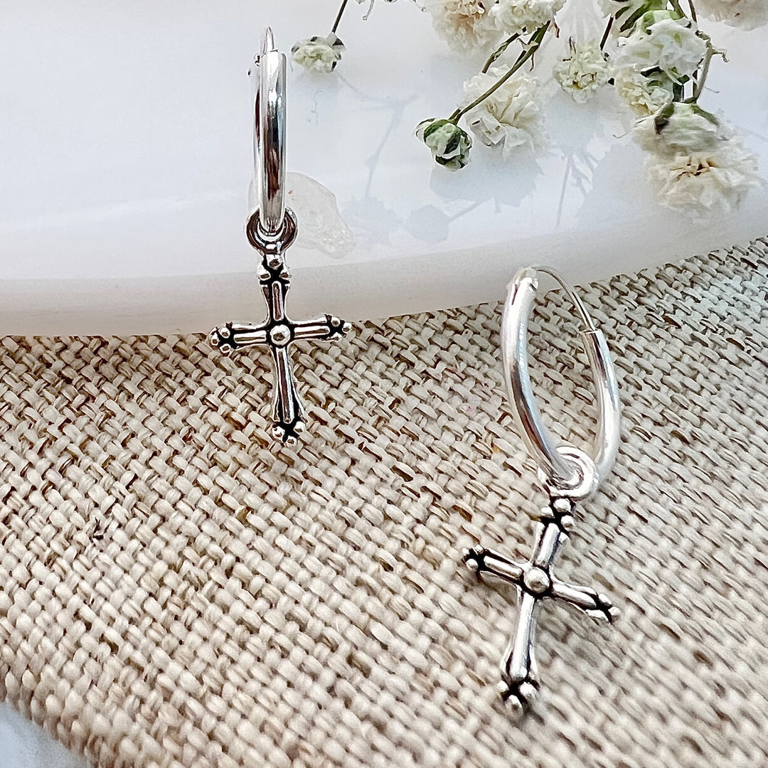 Compra online unas argollas pequeñas de plata con cruces colgantes en Nicola Joyería  ✔️ Envío en 48 horas ✔️ Alta Calidad ✔️ Costa Rica 🇨🇷 