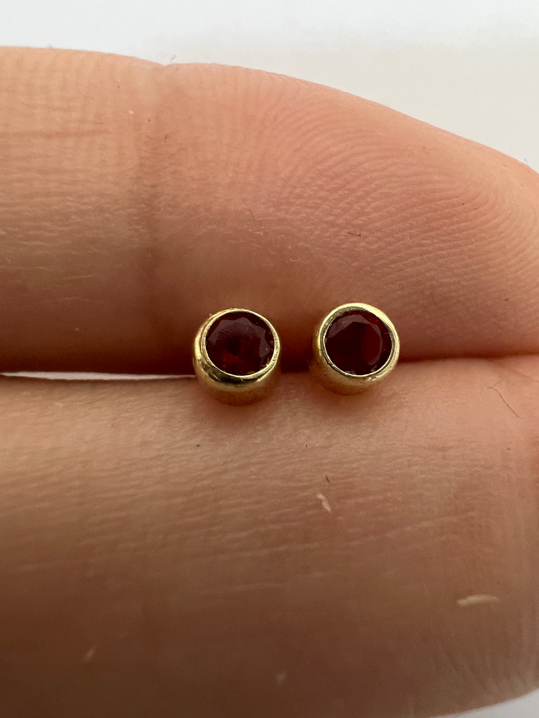 Aretes de Oro 10k Cilindro Rojo 3MM