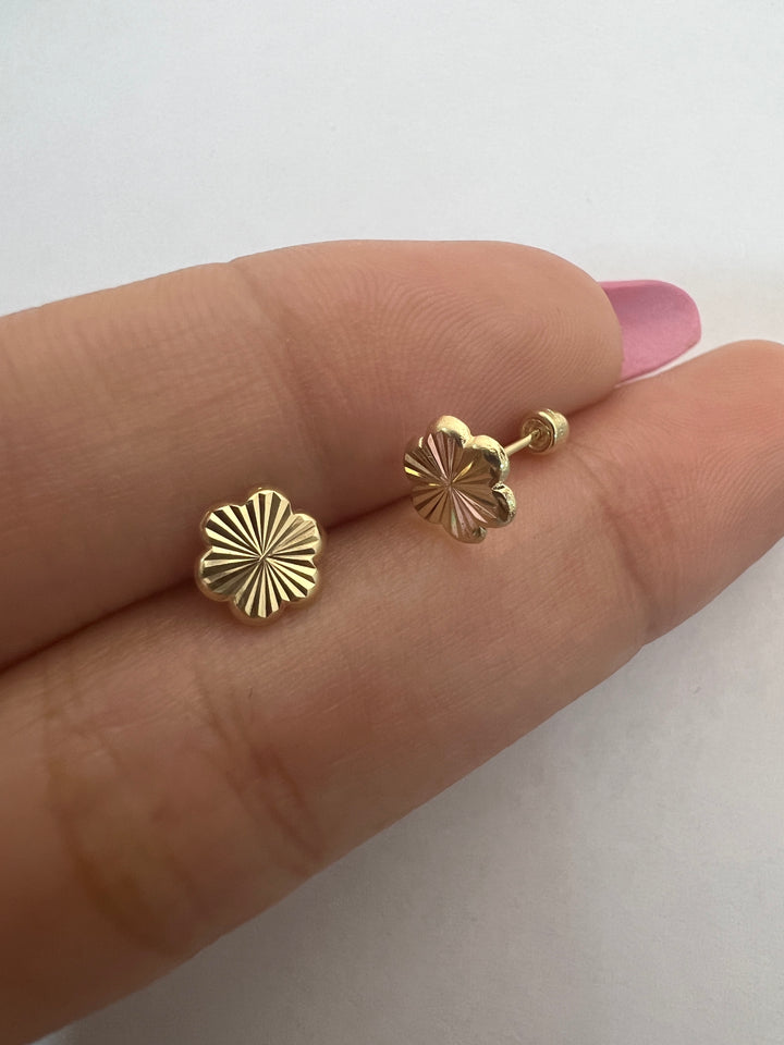 Aretes de Oro 10k Flor Diamantada 6MM