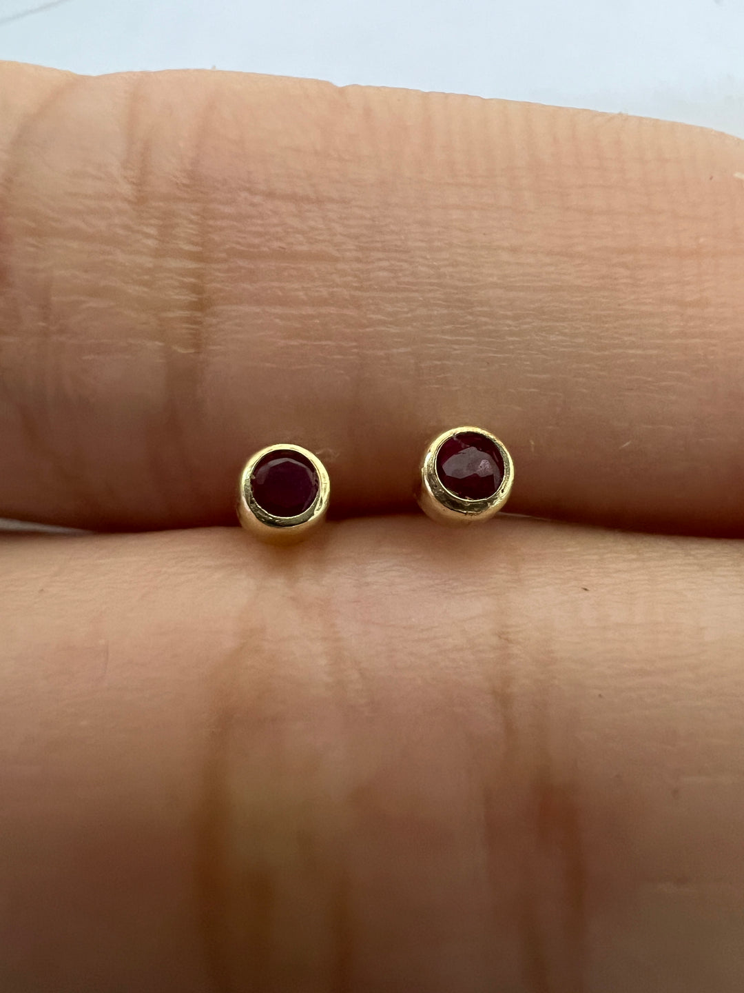 Aretes de Oro 10k Cilindro Rojo 2.5MM