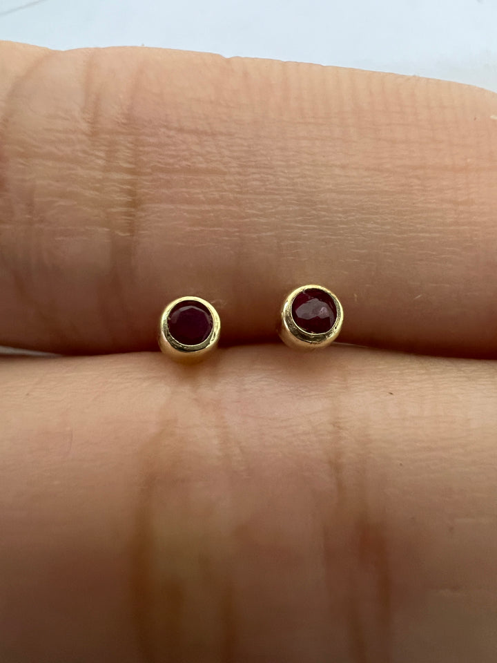 Aretes de Oro 10k Cilindro Rojo 2.5MM