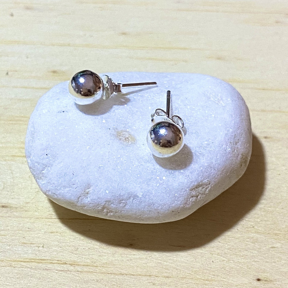 Aretes de Bola de Plata de 6MM | Nicola Joyería en Costa Rica