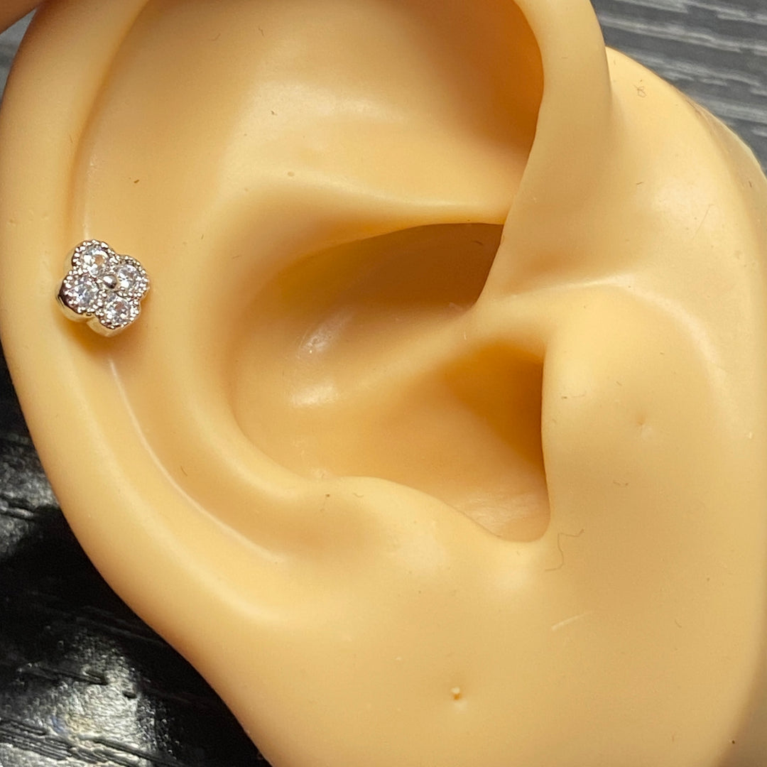 Arete Quirúrgico 🌺 Flor Plateado| Nicola Joyería