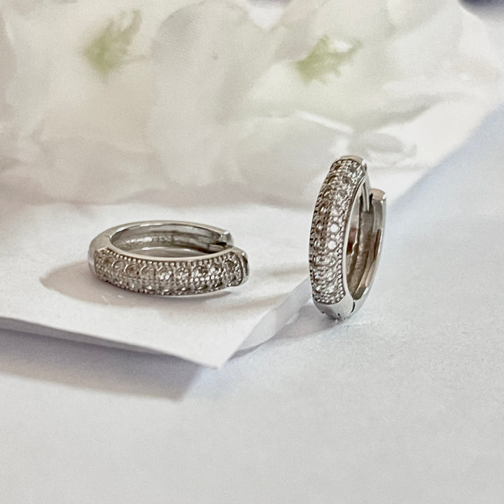 Huggies Plata 💎 Brilló Decorado Delgado | Nicola Joyería 