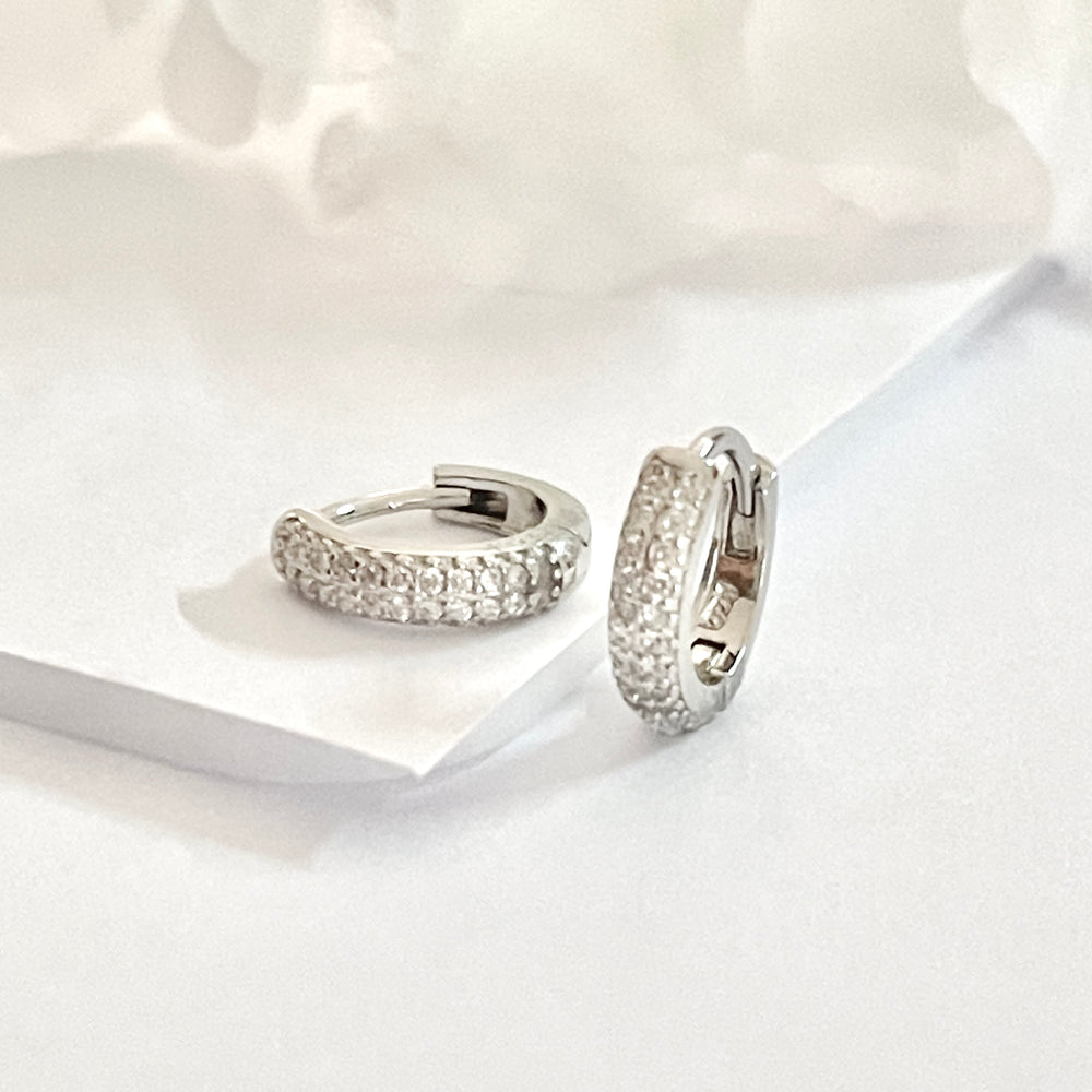 Huggies Plata 💎Brillo Galáctico | Nicola Joyería 