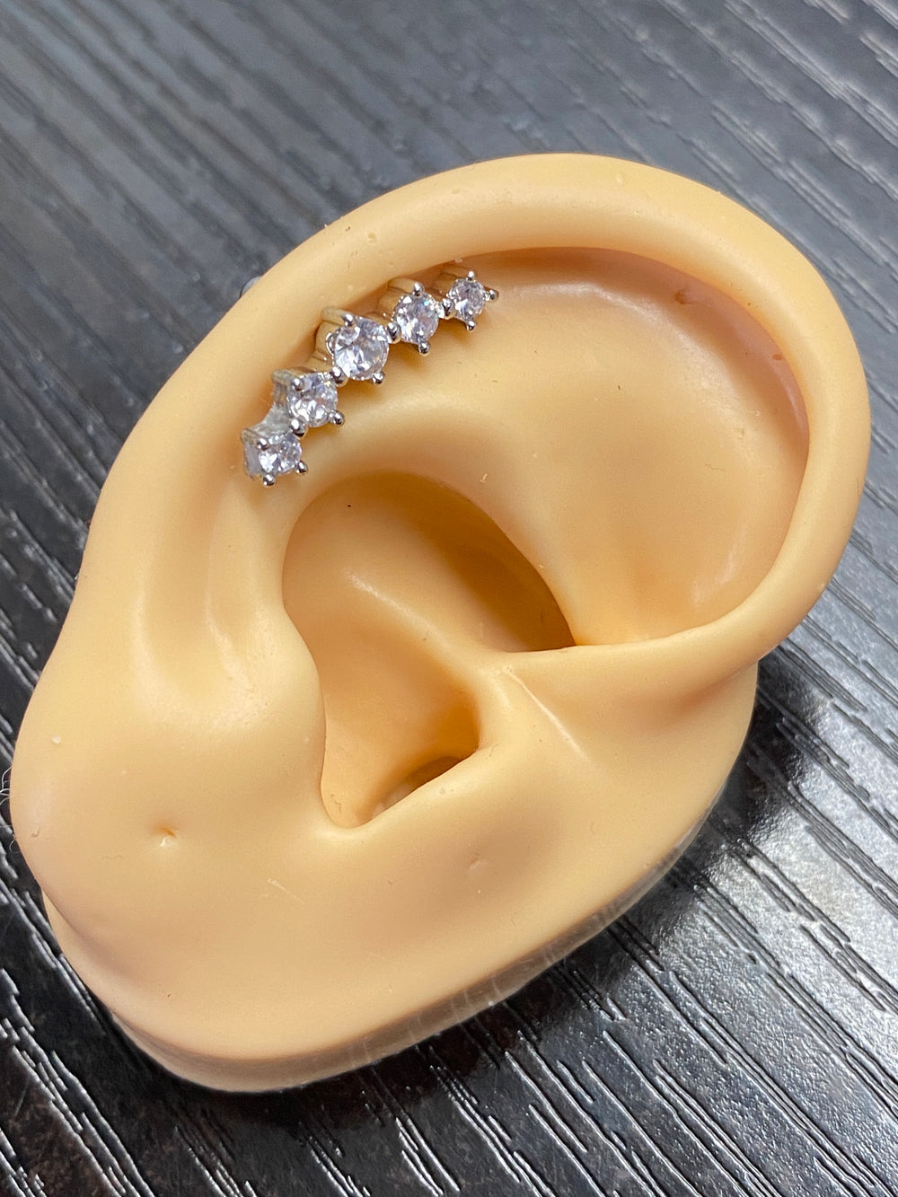 Arete Quirúrgico 💙Circonia Plateado| Nicola Joyería