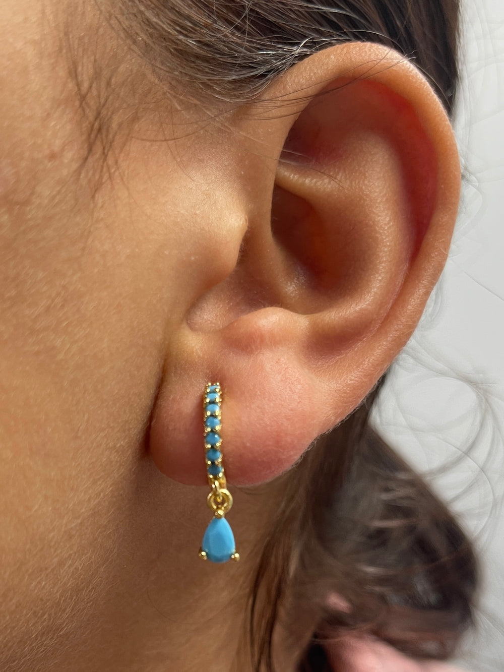 Huggies de Acero 💧Gota celeste | Nicola Joyeria 