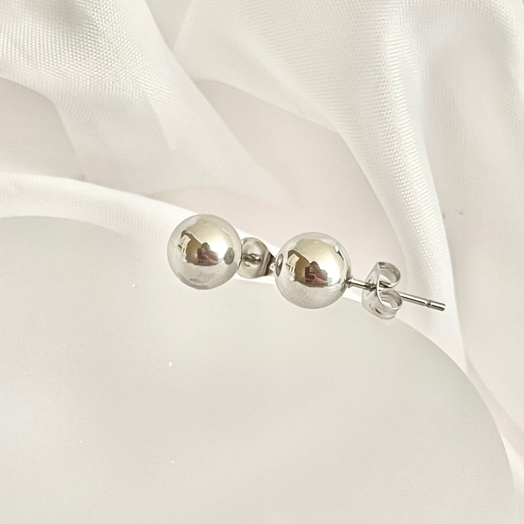 Aretes Acero Bolas 8MM Plateadas | Nicola Joyería en Costa Rica