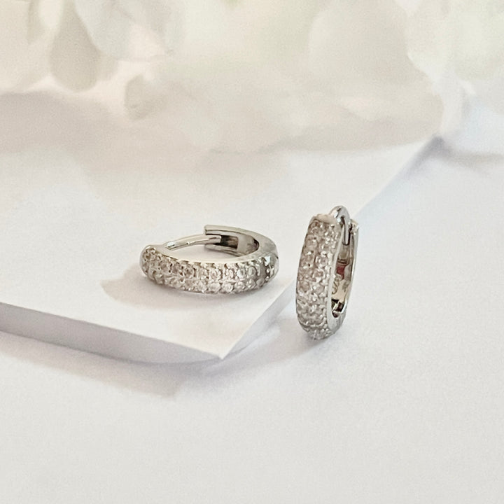 Huggies Plata 💎Brillo Galáctico | Nicola Joyería 