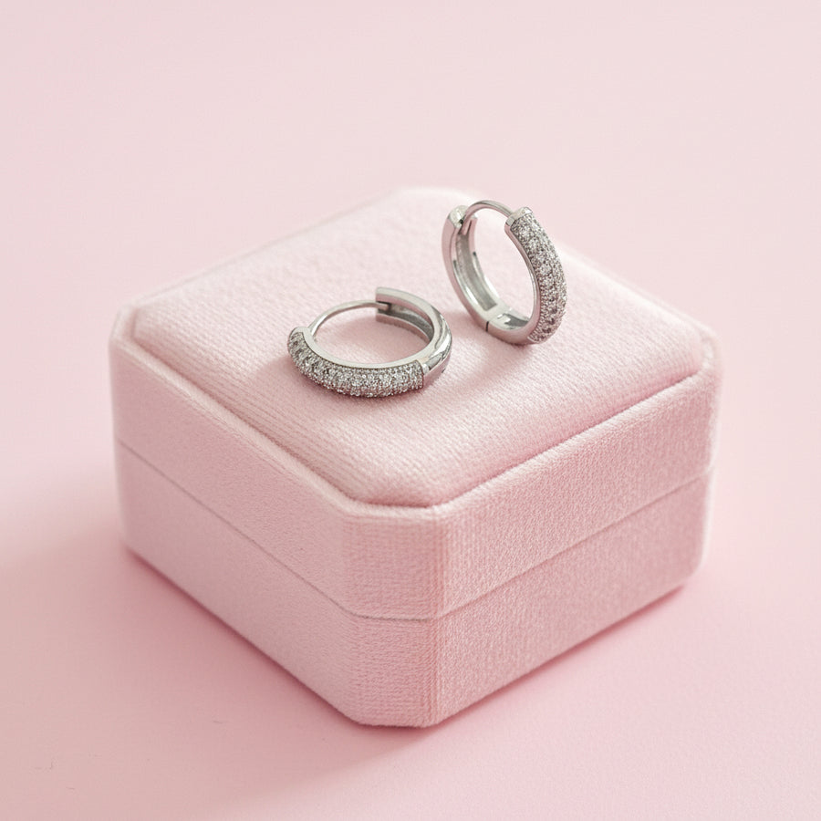 Huggies Plata 💎 Brilló Decorado Delgado | Nicola Joyería 