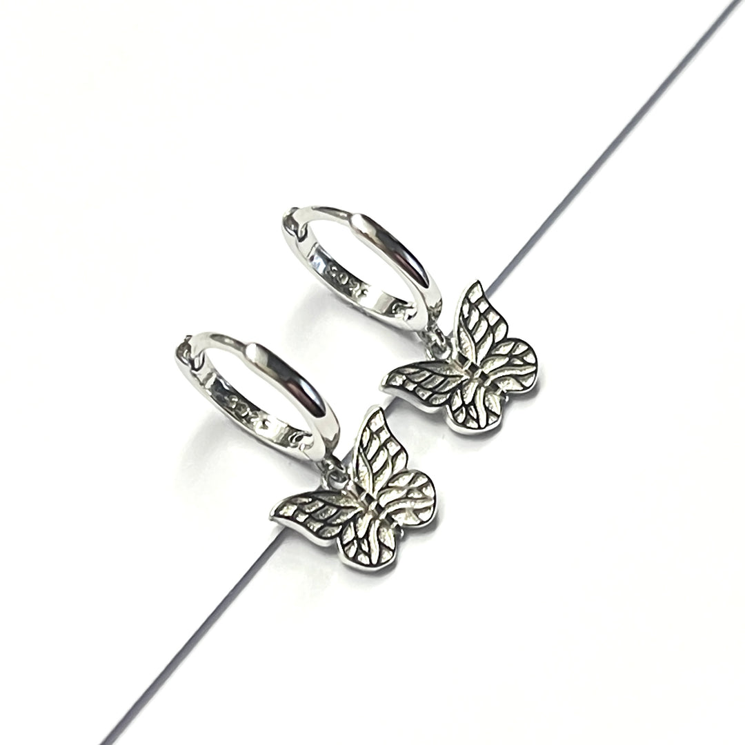 Huggies Plata 💎 Mariposa Lisa | Nicola Joyería 