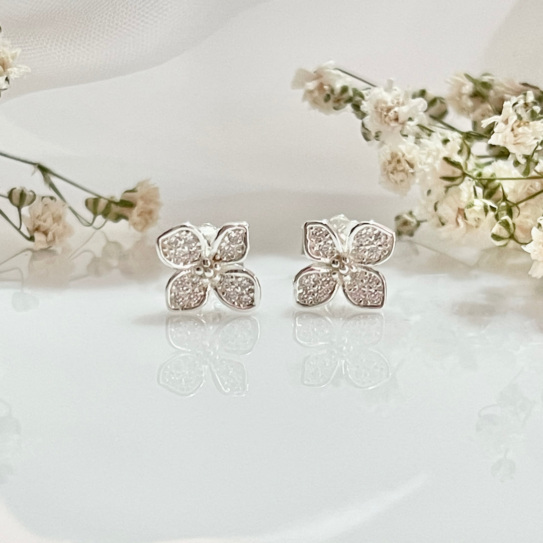 Aretes de Plata Flor Circonita Blanquecina | Nicola Joyería 