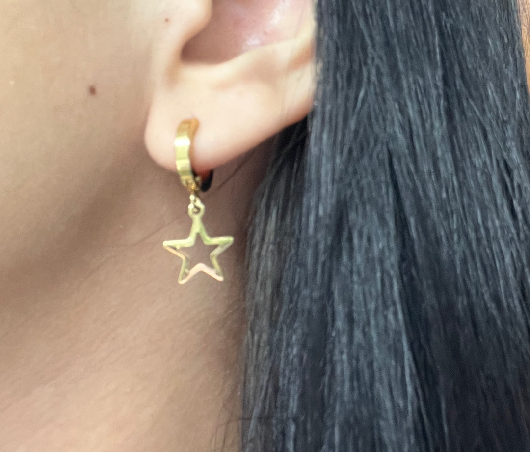 Huggies de Acero ⭐️ Estrella Hueca Dorada