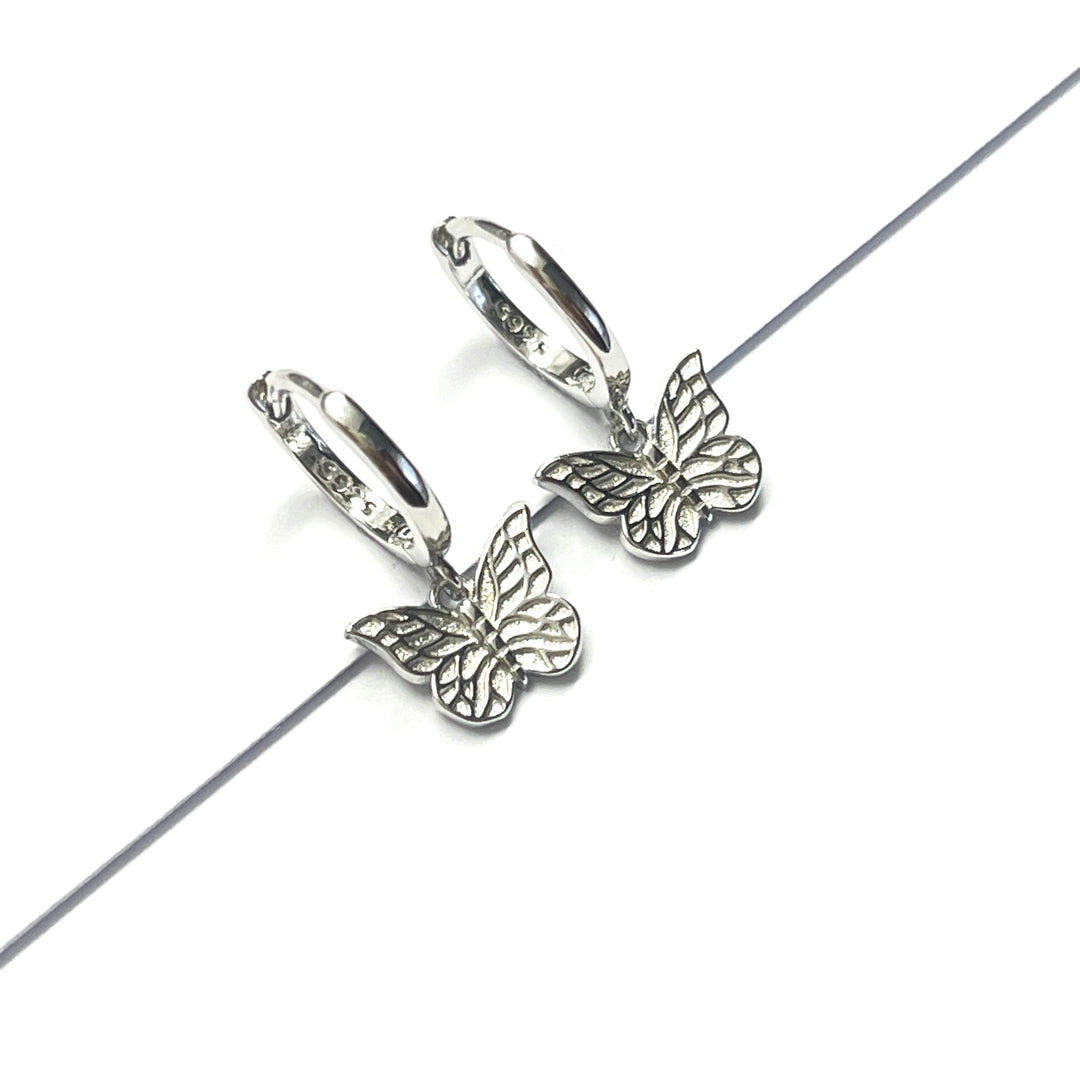 Huggies Plata 💎 Mariposa Lisa | Nicola Joyería 