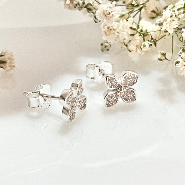Aretes de Plata Flor Circonita Blanquecina | Nicola Joyería 