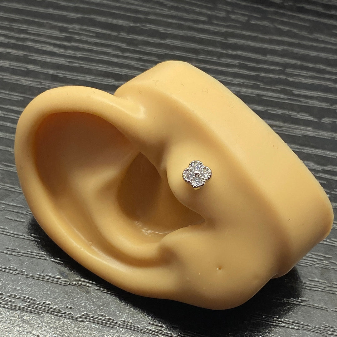 Arete Quirúrgico 🌺 Flor Plateado| Nicola Joyería