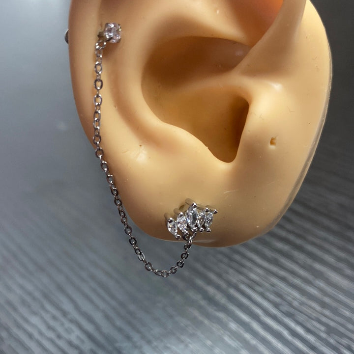 Arete Quirúrgico 💙 Pétalo Plateado Con Cadena